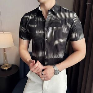 القمصان غير الرسمية للرجال قميص صيف طباعة أزياء الملابس الكورية كم قصيرة للرجال يتطابقون مع بلوزات رفيعة
