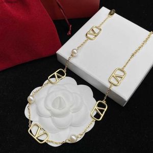 Ulu7 Pendant Necklaces Brand Classic Niche Popular Female Designer Letter Pendant Necklace Chain Fashionable and Atmospheric Party Valentines Day Anniversa