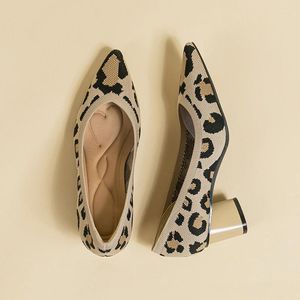 Sapatos casuais femininos com estampa de leopardo de malha bico fino salto grosso 5 cm bombas de salto