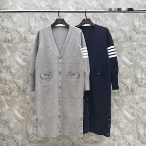 TB جديد منتصف الأكمام الطويلة الأكمام أربعة بار V-neck Cardigan جميع رجال الصوف الحجم والسيدات نفس الملاءمة