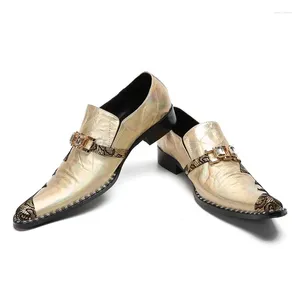 Классические туфли с пряжкой с бриллиантами, золотые повседневные кожаные мужские туфли на плоской подошве, лоферы без шнуровки, дизайнерские, элегантные, для мужчин, для светской свадьбы