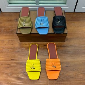 Роскошные дизайнерские скольжения сандаловыми тапочками LP Class Class Flat Sandal Summer Lady Lady Lady Flip Flops Женщины в удобных тапочках для внешней одежды с коробкой