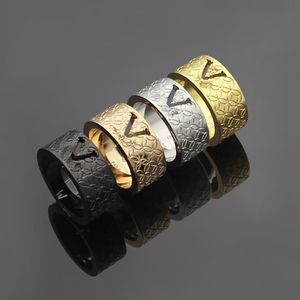 티타늄 스틸 여성의 넓은 반지 v 문자 조각 로고 18K 골드 도금 여성 반지 부부 남자 디자이너 보석 BR-0112