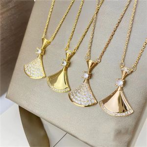 Classic brand designer necklace for women fashionable and charming mother shell pendant necklace titanium steel 18k gold luxury necklace