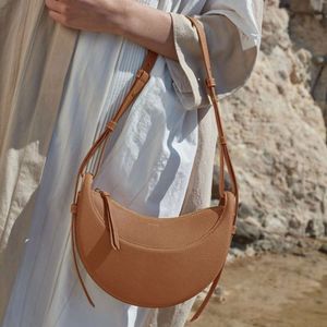 Fransk designer kvinnors handväska butik %80 grossist detaljhandelsnisch crcent bun high-end dumpling färgad kohud halv måne handhållen crossbody womens väska