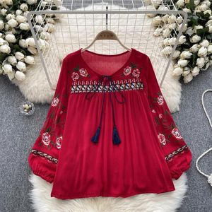 Kvinnors blusar Etnisk stil toppar för kvinnor 2024 Vintage Bohemian Flower Embroidery Blouse Round Neck Tassel Tie Long Sleeve