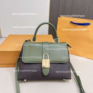 Topp lyxdesigner kvinnor låser axelväskor imitation märke crossbody tote handväskor midje koppling handväska klassisk ingen låda med dammväska M44322