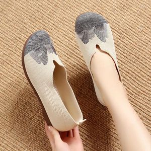 Casual Schuhe Frauen Frühling Landschaft Gestickte Nationalen Wind Runde Kopf Weiche Sohle Bequeme Slip-on Mittleren Alters Sho