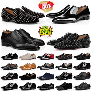 Com caixa de luxo designer sapatos de couro mens vestido vermelho baixo salto mocassins tênis de couro patente rebites homens negócios festa sneaker sapato de casamento 39-47