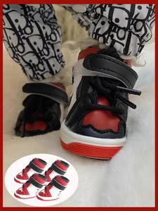 Cão vestuário moda marca sapatos para cães vermelho preto tênis filhote de cachorro luxo pet gatos suprimentos