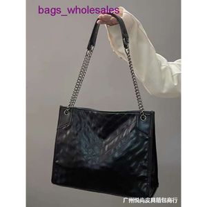 Small Niche Dign High-end Chain Large Capacity Tote Bag 2024 New Trendy and Fashionable Commuting Single Shoulder