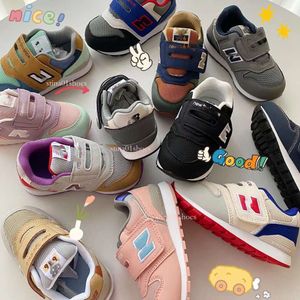 Äkta lädersportskor för flickor 2024 Ny vårens höst Childrens sneakers pojkar fashionabla n-formade barnsko storlek 23-40 CSD2403084 N58