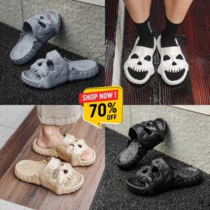 Sommarmän och kvinnors tofflor Solid Color Skull Head Flat Heel Sandals av Bosleyl Designer Högkvalitativa mode tofflor Waterproof Beach Sports Slippers Gai