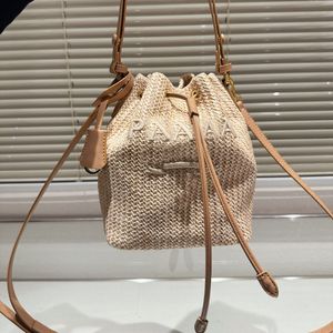 Klassisk hinkväska kvinnors lyxdesigner väska retro klassisk halm broderade bokstäver justerbar axel rem axel crossbody väska handväska ingen låda