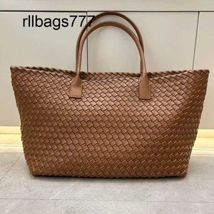 Bolsa Bottegvenetas Cabat Bolsa de compras tecida de grande capacidade de couro liso para mulheres Bolsa com zíper aberta de alta qualidade Bolsa de ombro feminina Bolsa com alça de couro