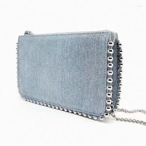 Axelväskor mobiltelefonpåse crossbody 2024 fashionabla blå denim rivet kedja en liten torg för kvinnor