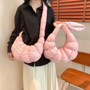 Bolsas de ombro Nova Nuvem Coreana Bolsa Enrugada Crossbody Grande Capacidade Esponja Feminina Leve e Versátil Casual Dumpling Bun 240318