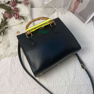 Promoção quente designer bolsa de ombro fabricantes vendem preço de choque correio grátis nova moda feminina mochila única