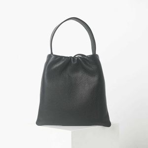 Borse a tracolla Borsa in pelle di vacchetta a strati di testa Nuovo design di nicchia per la primavera estate 2024 Borsa piccola versatile semplice di fascia alta da donna 240318