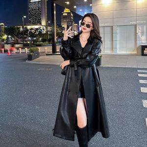 Kvinnors dike rockar Lautaro Spring Autumn Long Shiny Reflective Patent Leather Trench Coat for Women Sashes Luxury Designer Runway European Fashion 231213