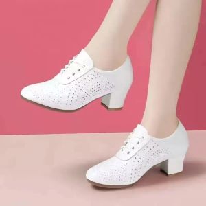 Pompki 2023 Buty mody dla kobiet sprężyna damskie pompki solidne kolory wskazane palce puste oddychające koronkowe grube buty na pięcie kobiety