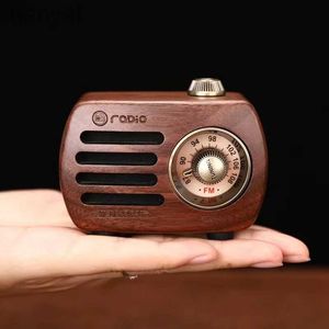 Portabla högtalare Portable Wood Retro Mini Radiohögtalare FM Bluetooth 5.0 USB Laddning Aux Audio Output Subwoofer MP3 Player R818 24318