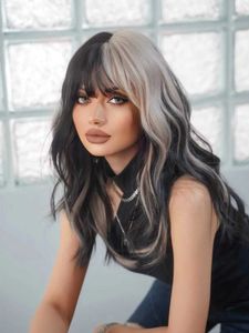 Syntetiska peruker 20 tum silvergrå och svarta syntetiska peruker med Bang Long Natural Wavy Hair Wig For Women Cruella Cosplay Heat Resistant 240328 240327