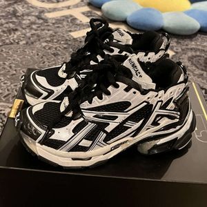 Autumn and Winter New Belenciaga 7.0 runner Thick Sole Dad Shoes Mens and Womens Same 2024 Couple Breathable Sports Shoes Made of Old Dirty Shoes