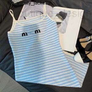 Abiti casual di base Designer Nuovo 23ss Miu Abito lavorato a maglia Halter Striscia sexy marchio di moda Bikini Stampa Temperamento Gonna sottile Teddy Abito donna B0S7