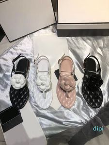 Chaneles Sandals 고품질 신발 여성 플랫 슬리퍼 세련된 양고기 낙하산 동백 꽃 인과 끈 클래식 슬리퍼 디자이너 고급 패션 여름 야외 똥