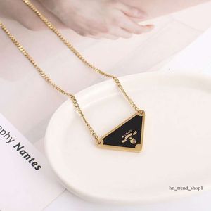 Złote naszyjniki czarny biały różowy trójkąt liter wisiant naszyjnik luksusowy marka projektant biżuterii Tytanium Stalowani łańcuch mężczyzn mężczyźni kobiety unisex prezent 374
