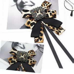 Brosches Classic Leopard Fabric Flower Brosch Luxury Designer Rhinestone for Women Bow Tie Female Dress Clothing Accessories