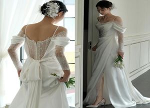 Koreanisches Boho-Hochzeitskleid aus Spitze und Satin, A-Linie, sexy Spaghetti, seitlicher Schlitz, lange Ärmel, elegante Brautkleider, einfaches Korsett, Elfenbeinfarben Ro3162633