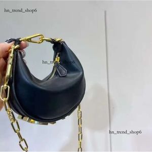 Ffendi Bags QW 2023 Fashion -Umhängetaschen Frauen Handtasche Luxus Leder -Ketten -Umhängetasche Bottom Buchstaben Handtaschen Vibe Ava Designer Graphy INS TOTE Mini -Taschen 825