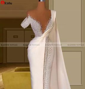 Slank långa vita aftonklänningar sjöjungfru en axel med skärppärlor pärlkläder de Mariee 533ww2483961