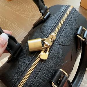 Un designer Michael Kadar che meriti è fatto in pelle può essere usato come borsa a tracolla per sembrare lussuosa ed elegante44