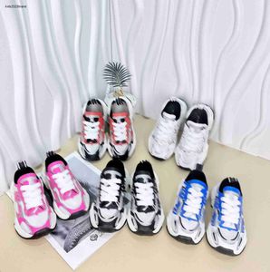 Neue Kinderschuhe Designer Baby Sneaker Größe 26-35 Boxschutz Atmungsaktives Mesh Spleißdesign Jungen Mädchen Freizeitschuhe 24mar