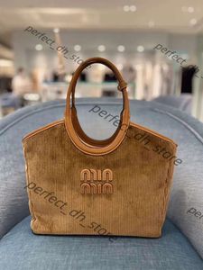 Miumiubag Designer Bag bolsa bolsa de dinheiro velha lâmpada de veludo saco de ombro de veludo bolsa de grande capacidade Bag feminina bolsa de axila mui mui bolsa