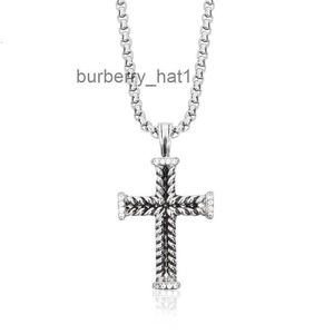 Fashion Silver Chain Retro Cross Mens Pendant Necklace Inlaid med små Zircons Classic Jewelry Banket Party Gift