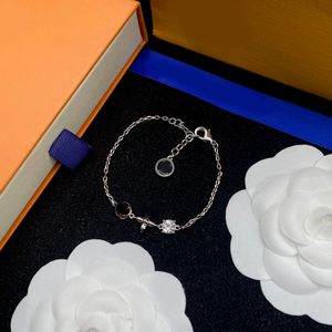 Braccialetti di trifoglio Semplice designer di marca Ciondolo di cristallo per le donne Oro 18 carati Placcato in argento Lettera Catena con ciondoli Polsino Bracciale Gioielli di moda da sposa