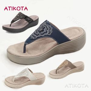 Slippers Atikota Mulheres Plataformas Slippers Summer Clipe Toe Sapatos espessos para feminino Antislip ao ar livre calçados de praia