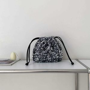 Axelväskor koreansk liten paljett hinkväska high end känns trendig och mjuk dragkammare munnen enkel axelväska nisch fashionabla crossbody 240318