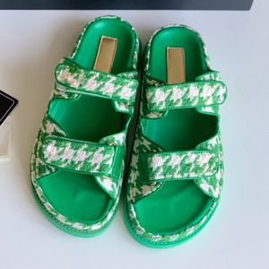 Sandali papà 2024 SS Slide Shoes Donna Mule beach Scarpe basse 100% pelle slip sul cinturino posteriore estivo Sandali firmati in pelle trapuntata scarpe di lusso Taglia 35-42 con scatola