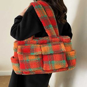 Outono e inverno novo saco de pelúcia grande saco de lã de cordeiro moda xadrez bolsa de ombro portátil tote grande capacidade saco de axila 032224