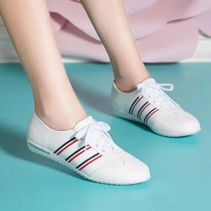 Stövlar Nya Spring White Leather Sneakers Kvinnor Three Stripes Golfskor Lace Up Tenis Feminino Lads Flats Woman Fancy Wedge Shoes