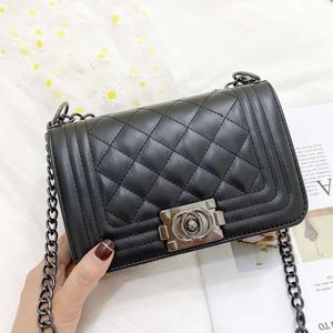 Mağaza Fabrikası Toptan Stil Lingge Zinciri Kadın Çantası 2024 Yeni Moda Versiyon Niş Tasarım Tek Omuz Crossbody Bag Kadınlar