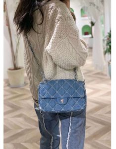 CCバッグダークブルーデニム10Aラグジュアリー女性25cmデザイナーショルダーハンドバッグ財布ヴィンテージシルバーチェーンハードウェアは夏の財布をストラップする必要があります