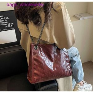 Bolsa tote bordada de couro cera de óleo para mulheres moda versátil corrente vagando na moda grande capacidade deslocamento único ombro axilas