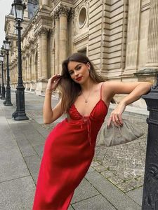Frauen 2024 Sexy Backless Rot Satin Maxi Kleid Weibliche Elegante V-ausschnitt Spitze Up Sleeve Damen High Street Vestidos 240312
