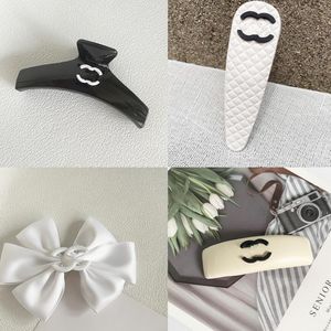 Neuester Designerbrief Haarclip Barrette Blume Bow klassische Stil für Charme Frauen Mädchen Hair Clips Mode Haarnadelzubehör Hochqualität